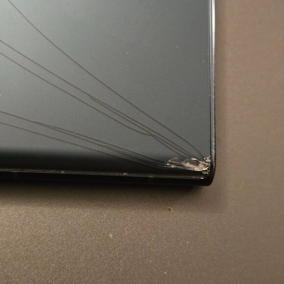 Samsung Galaxy S22 Ultra 5G - cracked on the back - Picture 5 of 11